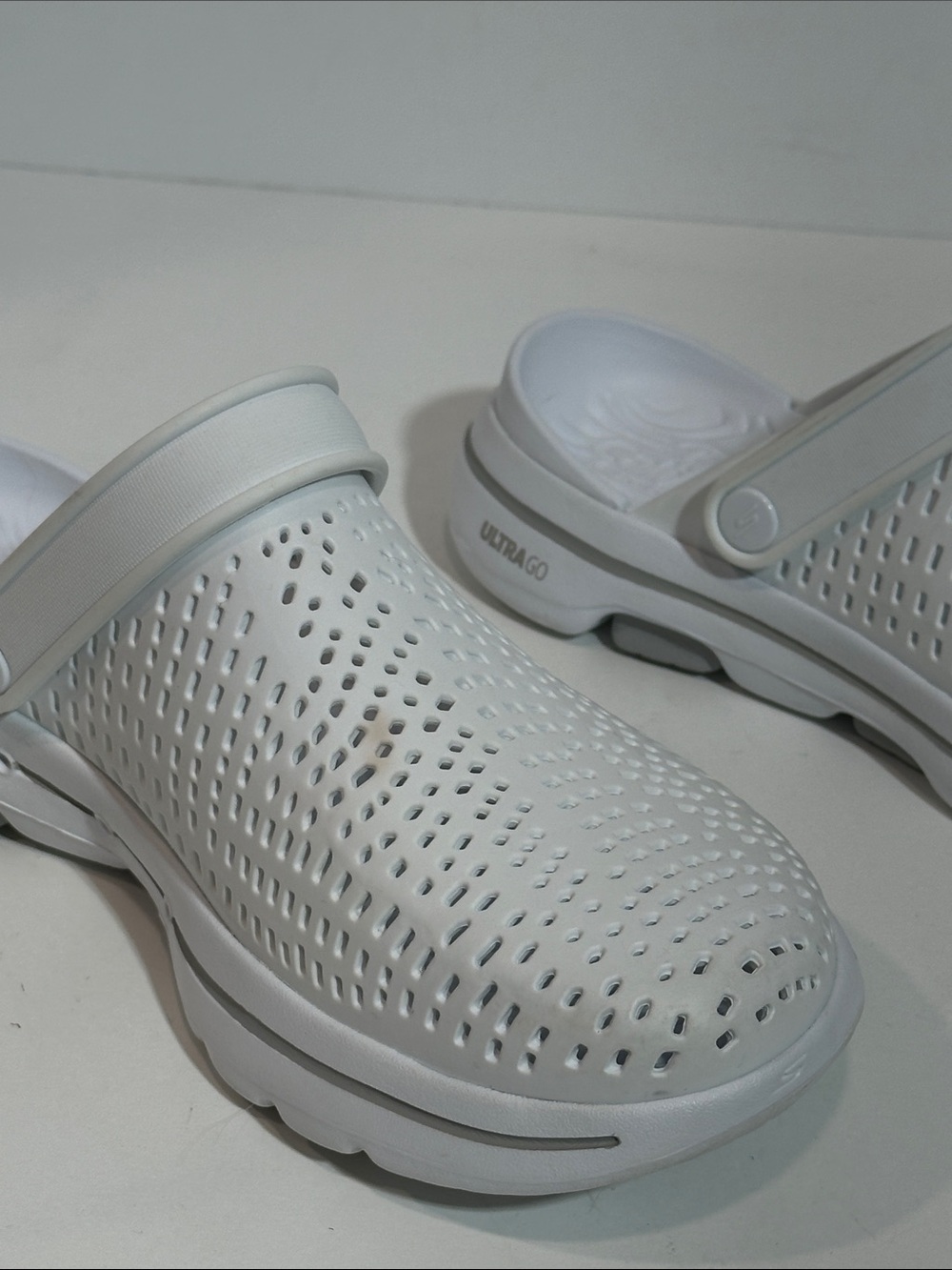 Skechers Cali Gear UltraGo White Perforated Slip-On Clogs with Heel Strap - Picture 7 of 8